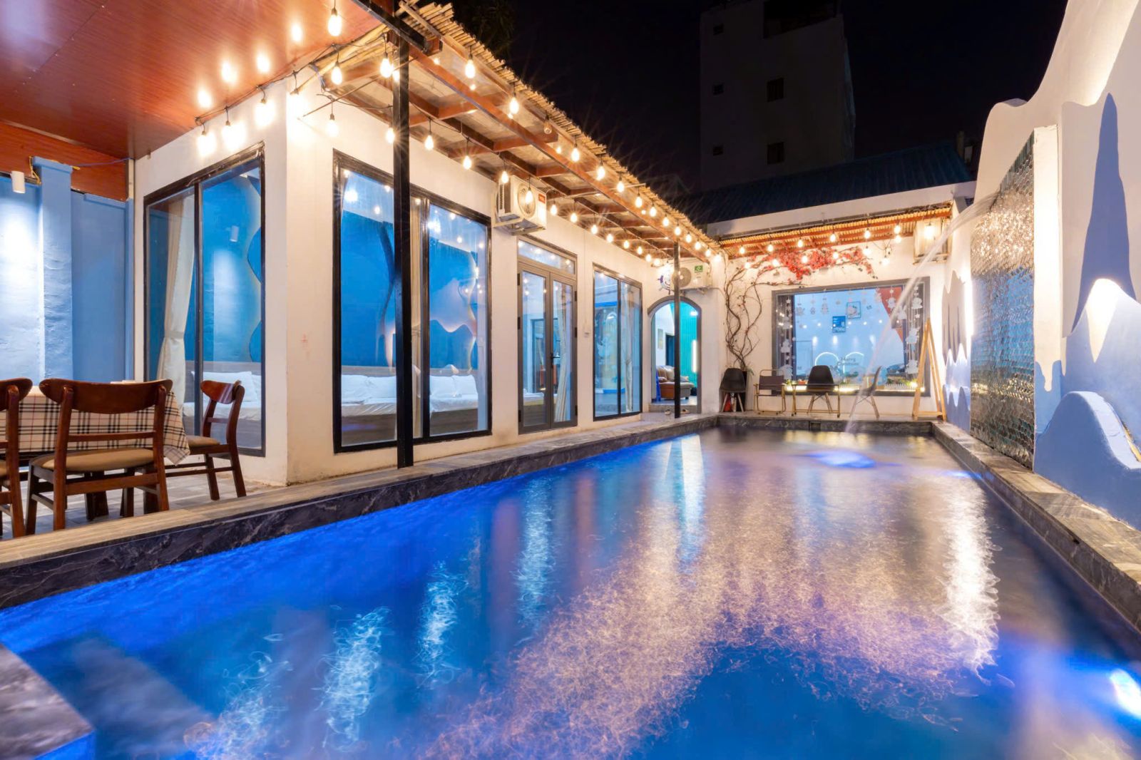 Villa 13 Nguyễn Hiền Đi Bộ Ra Biển với ánh đèn lung linh về đêm tuyệt đẹp