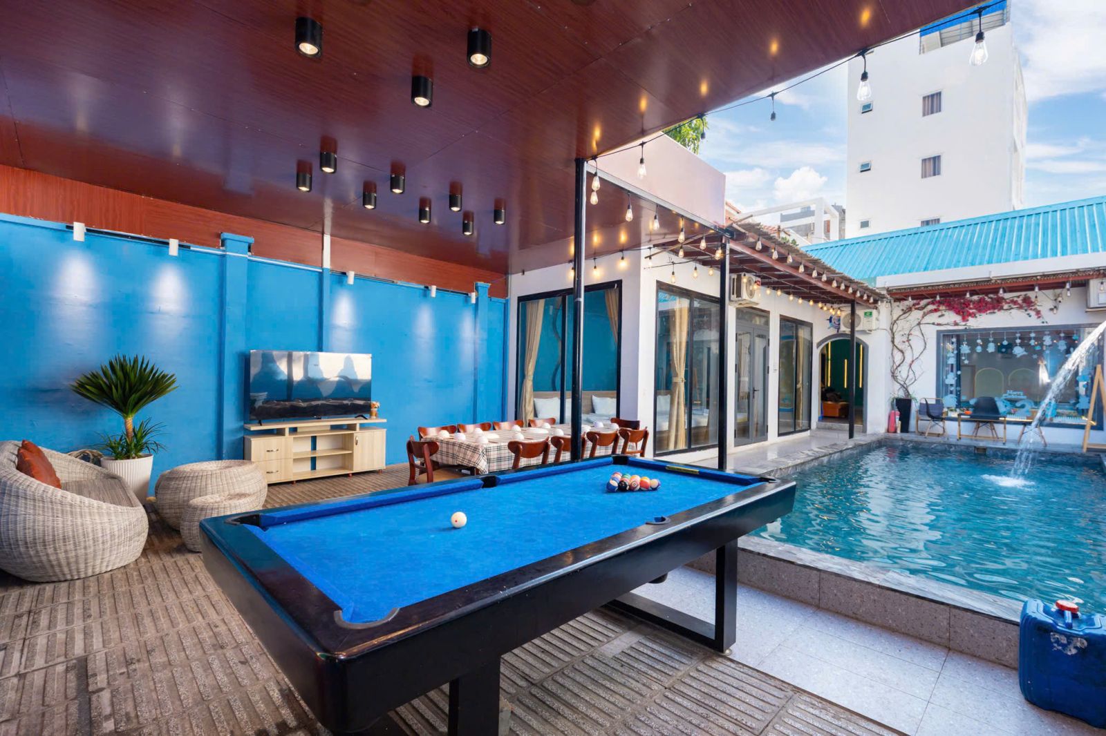 Villa 13 Nguyễn Hiền Đi Bộ Ra Biển hồ bơi to và có chỗ cạn cho các bé
