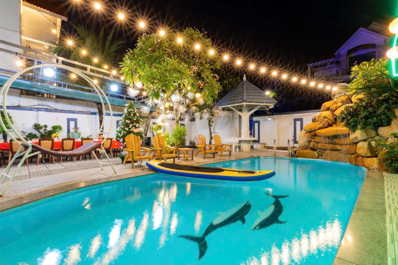 Hồ bơi rộng rãi tại Amy Villa 18 Kim Ngân Đi Bộ Ra Biển gần bãi Thùy Vân