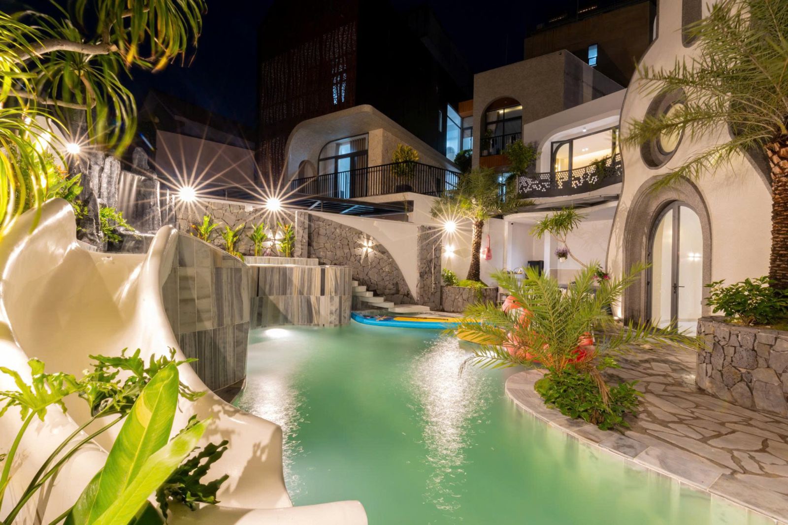 Đàn Villa Resort Mini Vũng Tàu đèn lung linh buổi tối